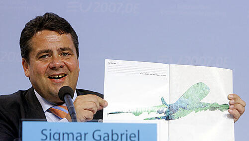 Sigmar Gabriel zeigt eine Studie über die Umweltverträglichkeit von Flugzeugen - Aufnahme vom Juni 2007 Sigmar Gabriel zeigt eine Studie über die Umweltverträglichkeit von Flugzeugen - Aufnahme vom Juni 2007