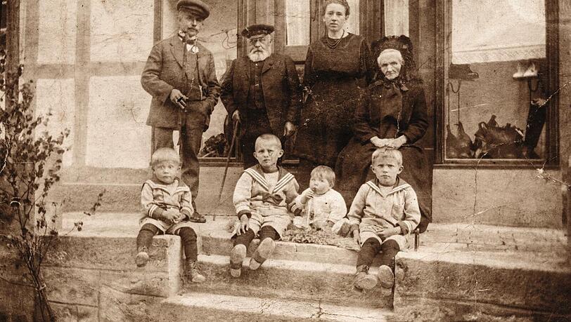 Fototauglich in Matrosenhemdchen posieren drei der vier Brüder und die kleine Aenne (zweite von rechts in der ersten Reihe) vor den Verwandten fürs Familienalbum.