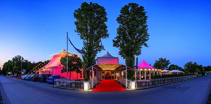 Feierlich südlich des Olympiaparks: Das Kristelli (links) mit Entrée und der ZauberBar (rechtes Zelt).