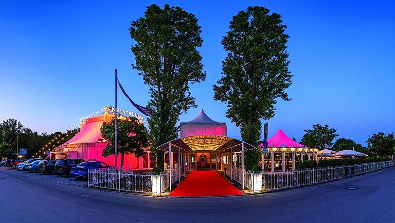 Feierlich südlich des Olympiaparks: Das Kristelli (links) mit Entrée und der ZauberBar (rechtes Zelt). Feierlich südlich des Olympiaparks: Das Kristelli (links) mit Entrée und der ZauberBar (rechtes Zelt).