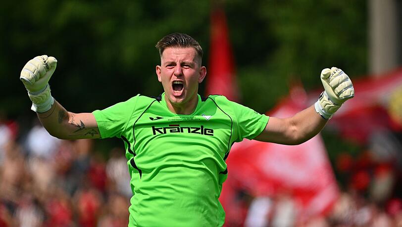 Der Mann des Tages: Illertissens Torwart Michel Witte hält zwei Elfmeter.