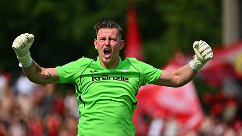 Der Mann des Tages: Illertissens Torwart Michel Witte hält zwei Elfmeter.