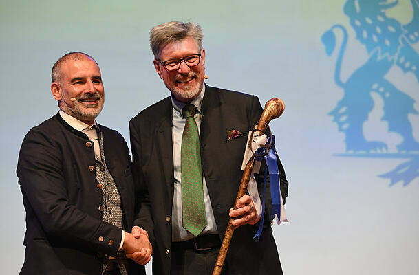 Der Bayerische Brauerbund hat jetzt nicht nur eine neue Bierkönigin, sondern auch einen neuen Präsidenten. Georg Schneider (r.) übergab am Donnerstagabend offiziell an Stefan Kreisz von Erdinger Weißbräu. Der Bayerische Brauerbund hat jetzt nicht nur eine neue Bierkönigin, sondern auch einen neuen Präsidenten. Georg Schneider (r.) übergab am Donnerstagabend offiziell an Stefan Kreisz von Erdinger Weißbräu.