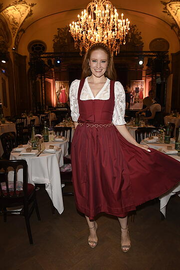 Model Barbara Meier im nachhaltigen Dirndl "Marie Therese" - benannt nach ihrer großen Tochter Model Barbara Meier im nachhaltigen Dirndl "Marie Therese" - benannt nach ihrer großen Tochter
