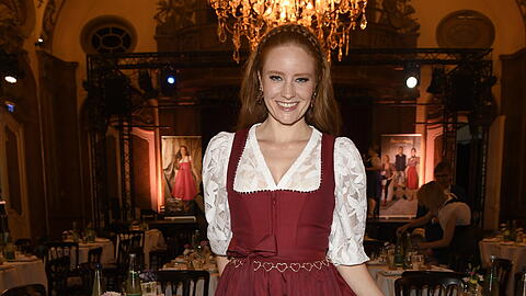Model Barbara Meier im nachhaltigen Dirndl "Marie Therese" - benannt nach ihrer gro&szlig;en Tochter -  bei der Kollektionspr&auml;sentation von Trachten Angermaier im Deutschen Theater.