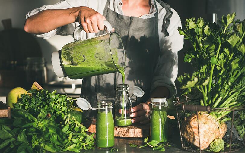 Nicht nur gr&uuml;nes Gem&uuml;se und Obst wie &Auml;pfel, Spinat oder Kohl verleihen dem Smoothie die Farbe, sondern auch je ein Teel&ouml;ffel Spirulina (hilft beim Ausleiten von Metallen aus dem K&ouml;rper) sowie Matcha (senkt den Cholesterin- und Blutzuckerspiegel) spenden gr&uuml;ne Power (Chlorophyll), viele Vitamine und Antioxidantien. Frischekick bei Leistungstiefs!