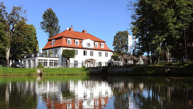 So schick wohnt die DFB-Elf in Polen: Die Bilder Quartier Dwor Oliwski. Die Bilder von der noblen Herberge. So schick wohnt die DFB-Elf in Polen: Die Bilder Quartier Dwor Oliwski. Die Bilder von der noblen Herberge.