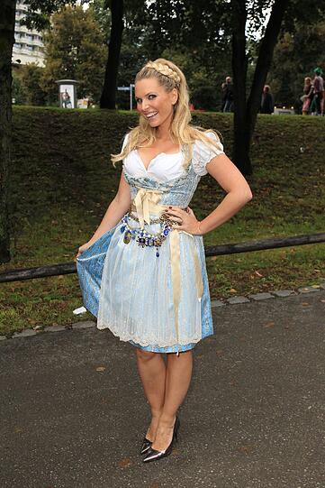 Promis präsentieren ihre Trachten auf der Wiesn 2012