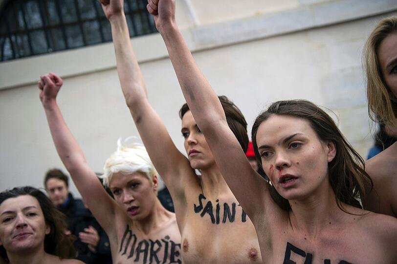 In Paris demonstrierten Aktivistinnen für die Rechte Homosexueller und deren Unterdrückung.