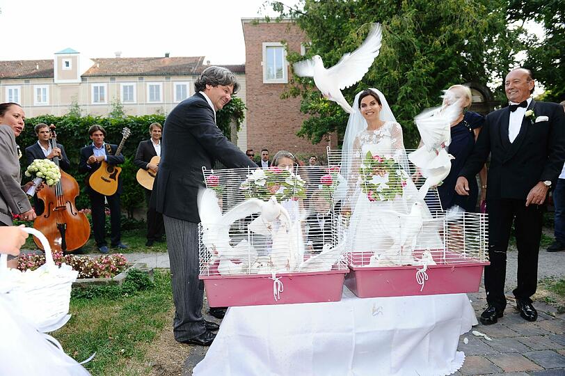 Wei?e Tauben dürfen bei einer Traum-Hochzeit nicht fehlen.