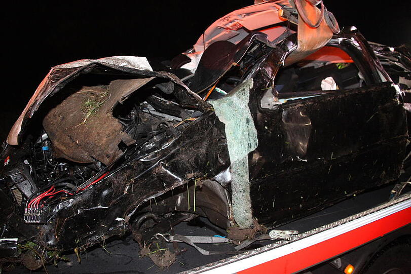 Tragischer Verkehrsunfall bei Attel: Ein 18-Jähriger kam von der B15 ab, prallte gegen die Leitplanke und kam bei dem Unfall ums Leben. Die Bilder vom Unfallort.