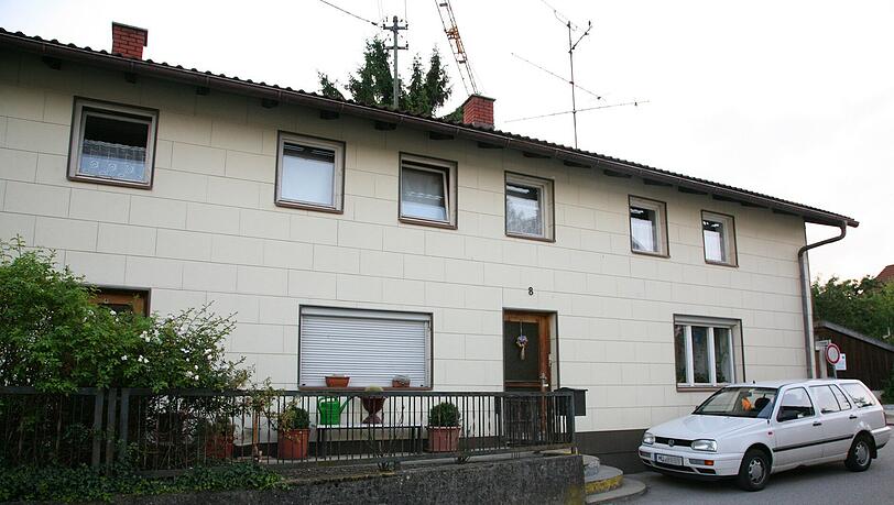 Das Tat-Haus in Neumarkt. Die Ehefrau wollte ihren Mann verlassen, obendrein gab es Streitereien um Geld — da rastete er aus. Das Tat-Haus in Neumarkt. Die Ehefrau wollte ihren Mann verlassen, obendrein gab es Streitereien um Geld — da rastete er aus.