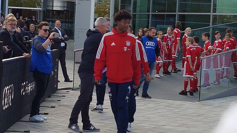 David Alaba marschiert auf die Bühne.