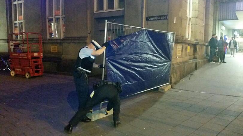 Die Bilder von den Vorbereitungen: Ab 20 Uhr begann die Polizei damit, den Bahnhof abzuriegeln.