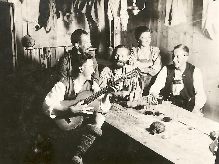 Auf der Lamsenjochhütte im Karwendel wird musiziert.