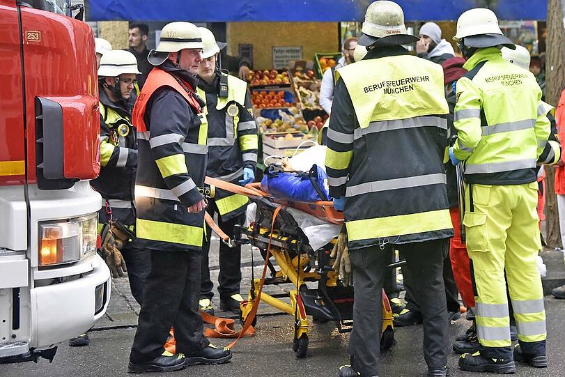Einsatz in der Schillerstraße: Der Patient wurde mit einem Kran aus dem Fenster gehievt.