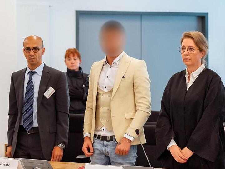 Alaa S. zwischen einem Dolmetscher und seiner Verteidigerin Ricarda Lang.