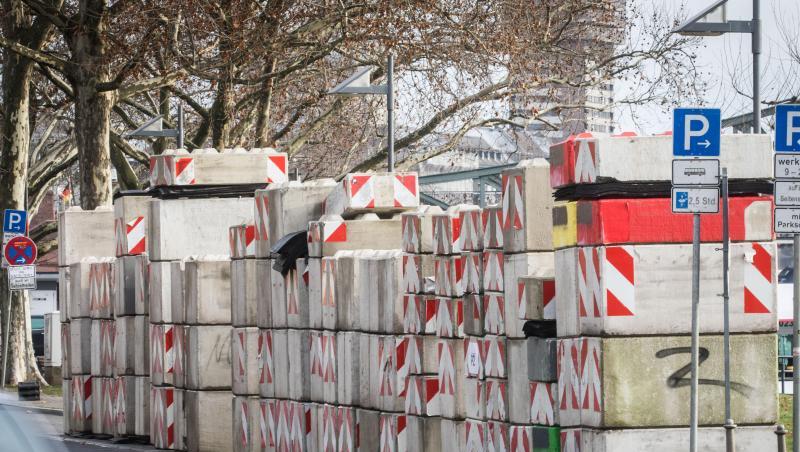 Zahlreiche Betonsperren sollen in der Silvesternacht die Sicherheitszone rund um den Eisernen Steg in Frankfurt am Main abriegeln. Zahlreiche Betonsperren sollen in der Silvesternacht die Sicherheitszone rund um den Eisernen Steg in Frankfurt am Main abriegeln.