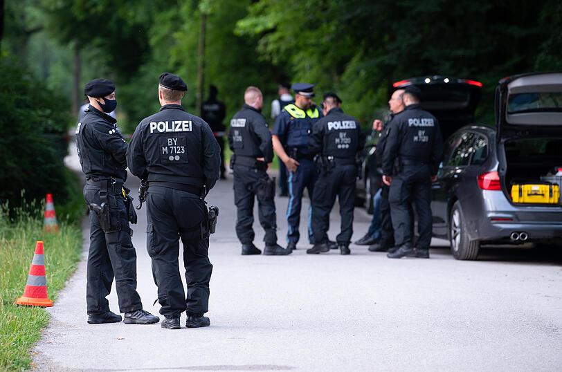 Beamte am Einsatzort in der Nähe des Oberföhringer Wehrs.