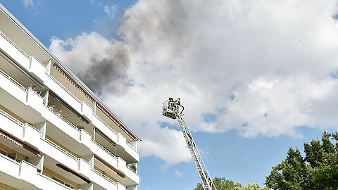 Ein Trupp der Feuerwehr bekämpfte den Brand über die Drehleiter.