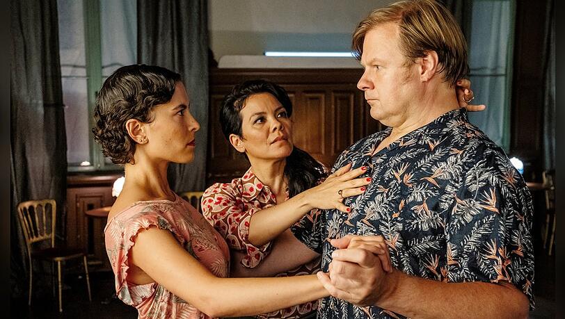 "Tanze Tango mit mir": Maresa (Kara Wenham, m.) überprüft die Tangohaltung bei Frank (Michael A. Grimm) und Julia (Amanda da Gloria).