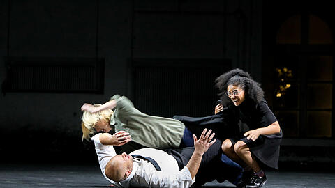 Trügerisches Bild einer harmonischen Familie: Hjalmar Ekdal (Simon Zagermann), seine Frau Gina (Anna Drexler) und Tochter Hedwig (Naffie Janha) beim verspielten Herumwälzen.