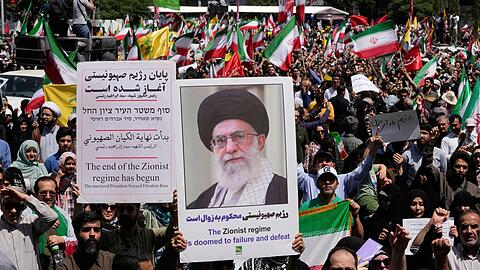 In Teheran wird gegen die israelischen Angriffe protestiert.