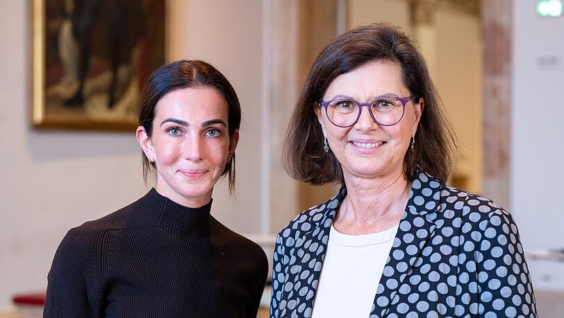 Landtagspräsidentin Ilse Aigner (r) zeigt sich begeistert von ihrer Praktikantin Lisa Müller.