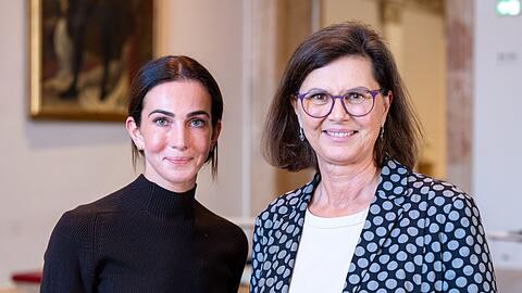 Landtagspräsidentin Ilse Aigner (r) zeigt sich begeistert von ihrer Praktikantin Lisa Müller.