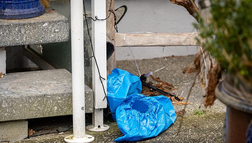 Das Landeskriminalamt ermittelt nun, ob die Polizeisch&uuml;sse rechtm&auml;&szlig;ig waren. Beamten sicherten dazu Spuren in dem Haus.