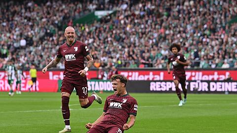 Robin Fellhauer vom FC Augsburg jubelt nach seinem Tor in Bremen.