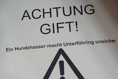 Diese Plakate haben Hundebsitzer in Unterföhring verteilt