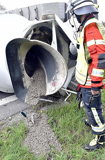 Etwa eine Stunde später - gleiche Autobahn, anderer Unfall: Ein Betonmischer war zu schnell unterwegs, kam von der Straße ab und kippte auf die Gegenfahrbahn.