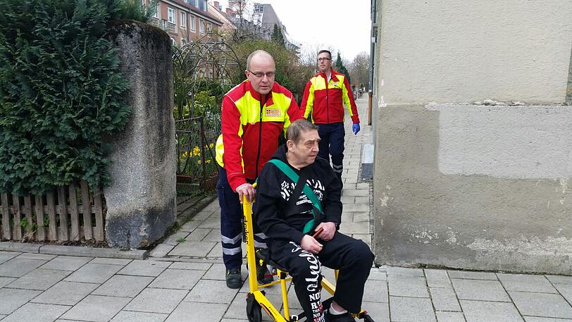 Dieser Mann wird von Rettungskräften aus seiner Wohnung gebracht.