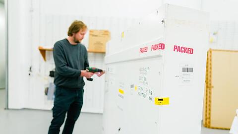 David Maras in der Mannheimer Kunsthalle bereitet eine Transportkiste für Kunstwerke vor.