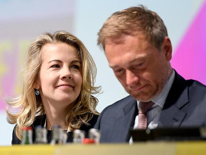 Linda Teuteberg, FDP-Generalsekretärin, und Christian Lindner, Fraktionsvorsitzender und Parteivorsitzender, während des Bundesparteitags.