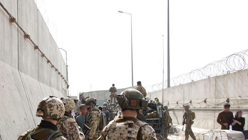 Die US-Botschaft warnte, es gebe eine Gefahrenlage an den Toren des Flughafens Kabul.