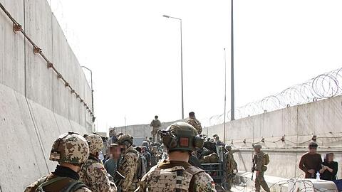 Die US-Botschaft warnte, es gebe eine Gefahrenlage an den Toren des Flughafens Kabul.