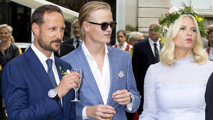 Marius Borg Hoiby (Mitte) mit seiner Mutter, Kronprinzessin Mette-Marit, und seinem Stiefvater Kronprinz Haakon bei einem Event im Jahr 2016.
