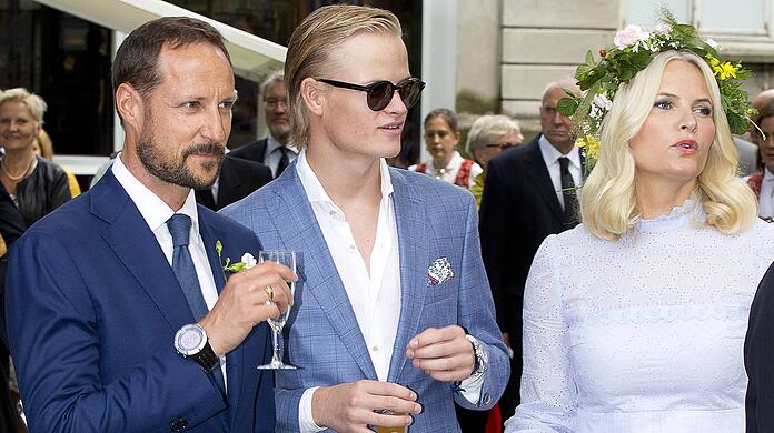 Marius Borg Hoiby (Mitte) mit seiner Mutter, Kronprinzessin Mette-Marit, und seinem Stiefvater Kronprinz Haakon bei einem Event im Jahr 2016.
