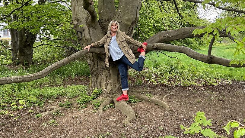 Yogaübung am Baum: Mona Seefried beim AZ-Walk & Talk an der Würm in Obermenzing.