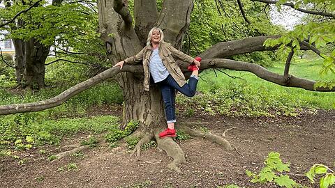 Yogaübung am Baum: Mona Seefried beim AZ-Walk & Talk an der Würm in Obermenzing.