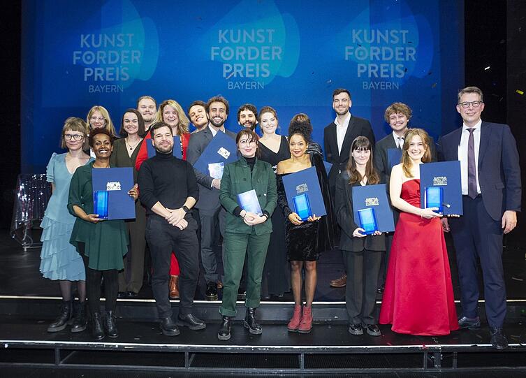 Kunstminister Markus Blume (rechts) mit den Preisträgern im Gärtnerplatztheater.