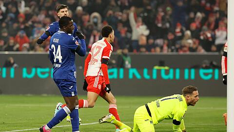 Münchens Torschütze Jamal Musiala (M) jubelt nach dem Tor zum 2:0.