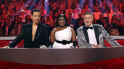 Die Jury ist zum Staffelauftakt von "Let's Dance" 2024 gut gelaunt, Motsi Mabuse schwingt sogar einmal die 10-Punkte-Kelle.