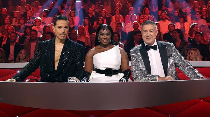 Die Jury ist zum Staffelauftakt von "Let's Dance" 2024 gut gelaunt, Motsi Mabuse schwingt sogar einmal die 10-Punkte-Kelle.
