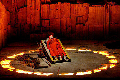 Brünnhilde (Linda Watson) im Flammenkreis (F: Nawrath)