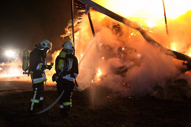 Drei Menschen verletzten sich leicht, als sie versuchten den Brand zu löschen. Mehrere Pferde auf einer nahe gelegenen Koppel mussten in Sicherheit gebracht werden.