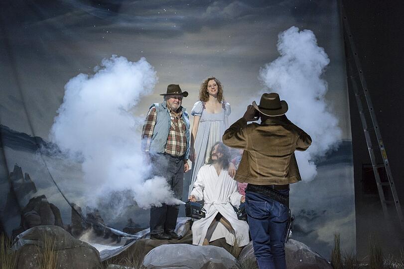Sieht hier lustiger aus als es ist:  Wenn der Regisseur nicht weiterweiß, nimmt er gerne Trockeneis: Szene aus dem Caspar-David-Friedrich-Western der Kammerspiele mit Peter Brombacher, Julia Riedler, Franz Rogowski und Johan Leysen.