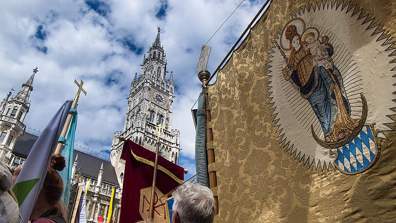 Bei der Marienfeier fanden sich am Samstag rund 7.000 Menschen am Marienplatz ein. Die Bilder.